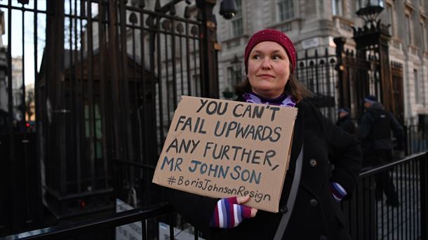 Una ciudadana protesta ante Downing Street. Foto: EFE