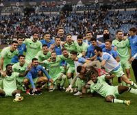 Los jugadores del Athletic celebran sobre el césped el pase a la final de la Supercopa 2022