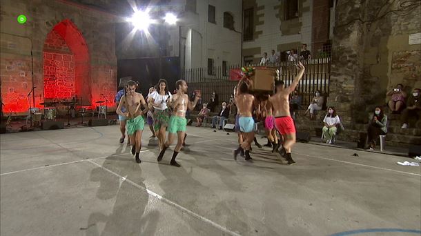 El grupo Tio Teronen Semeak durante su actuación en la plaza de la Trinidad de Donostia
