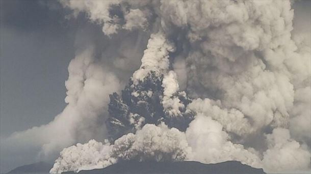 El volcán ha lanzado una enorme nube de ceniza al aire. Foto: Tonga Geological Services