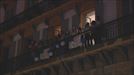 Decenas de personas celebran a medianoche el comienzo del día de San Sebastián
