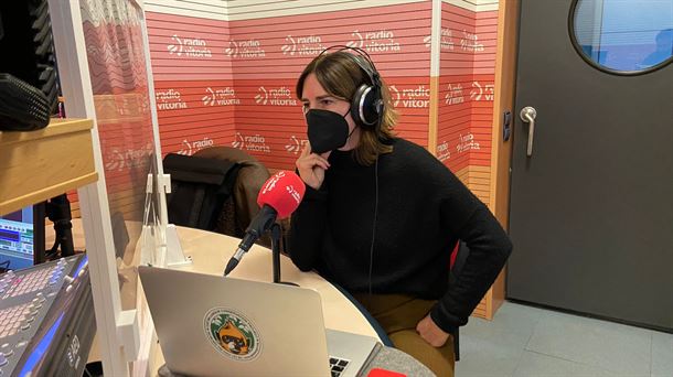 La periodista Vanessa Sánchez se ha reconvertido en una guía de experiencias a medida por Euskal Herria