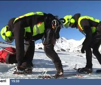 El grupo de rescate técnico de los bomberos de Navarra explica cómo andar por el monte cuando hay hielo
