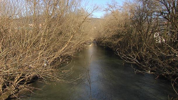 La Ertzaintza investiga la aparición del cuerpo de un joven en el río Ibaizabal.