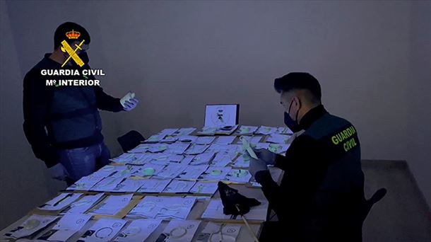 La Guardia Civil examina las piezas recuperadas. Foto: EFE