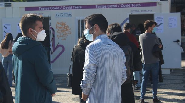 Dos jóvenes esperan para realizarse un test de antígenos en uno de los puestos de Lisboa