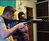 Reservistas y voluntarios paramilitares enseñan a los jóvenes ucranianos a usar armas