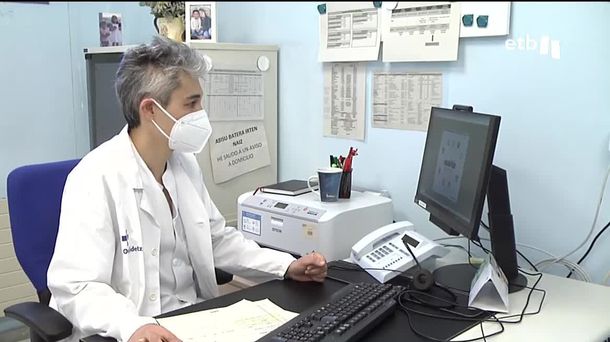 Médico de Atención Primaria. Imagen extraída de un vídeo de archivo de EITB. 