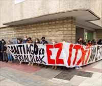 Protesta egin dute Gasteizko Santiago ospitaleko larrialdi zerbitzuen itxieraren aurka