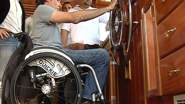Una persona en silla de ruedas probando un engranaje. EITB