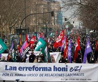 Euskal gehiengo sindikalak kaleak hartu ditu lan erreformaren aurka egiteko