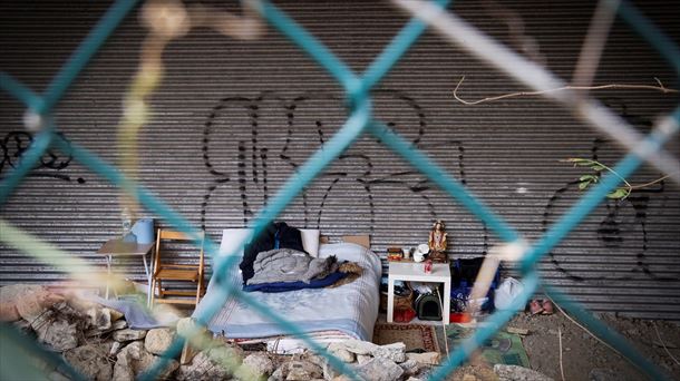 Una persona sin hogar en Donostia-San Sebastián. Foto de archivo: EFE