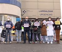 Gasteizko Santiago Ospitaleko larrialdi zerbitzuaren itxiera salatzeko protesta egin dute