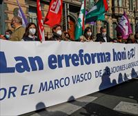 La mayoría sindical se manifiesta contra la reforma laboral en las cuatro capitales de Hego Euskal Herria