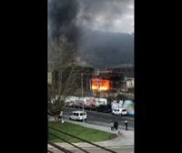 Desalojan a 20 personas en Basauri por el incendio en un pabellón cercano