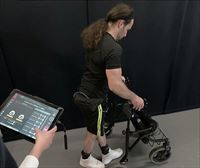 Tres parapléjicos logran caminar, andar en bicicleta y nadar con un dispositivo de estimulación nerviosa