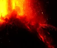 El volcán Etna sufre una erupción con una lluvia de cenizas