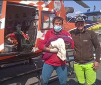 Alex Txikon ejerce de matrona y ayuda a dar a luz a una mujer en su expedición en Nepal