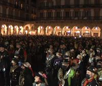 Las comparsas de caldereros y caldereras toman las calles de Donostia para anunciar los carnavales 