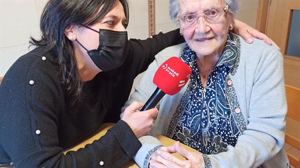 Romana Mujika Urretabizkaia, erregina baino hobeto bizi den 102 urteko amona
