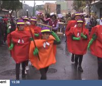 Niños y mayores han disfrutado en el desfile de carnaval de Deusto, en Bilbao