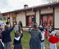 Los txikis de Barrundia llevan el Jueves de Lardero a los concejos del municipio