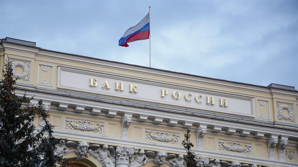 La bandera nacional rusa ondea en lo alto de la sede del Banco de Rusia en Moscú