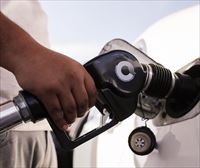 El precio de la gasolina marca otro máximo y el diesel baja, aunque sigue siendo más caro que en la UE