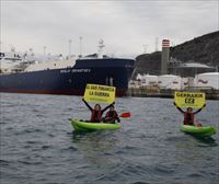 Greenpeace denuncia frente a un metanero ruso que el gas que entra por el puerto de Bilbao financia la guerra