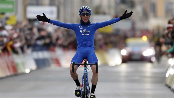 Simon Yates, vencedor de la última etapa de la París-Niza. Foto: EFE