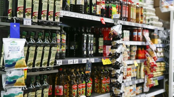 Botellas de aceite en un supermercado. Foto de archivo: EFE