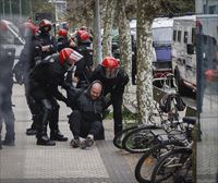 Disturbios entre la Ertzaintza y las personas que trataban de impedir un desahucio en San Sebastián