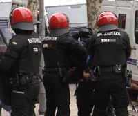 Pertsona bat atxilotu dute Donostian etxegabetze baten aurkako protestetan