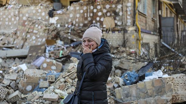 Una mujer llora ante su casa destruida en Kiev. Foto de archivo de EFE. 