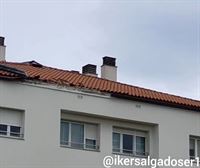 Se desprende parte del tejado de un edificio en Derio por las fuertes rachas de viento