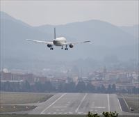 Siete vuelos desviados en el Aeropuerto de Bilbao por la fuerte tormenta de ayer