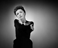Édith Piaf: bajo la luz de una farola