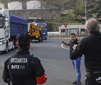 Los transportistas autónomos de contenedores del Puerto de Bilbao mantienen el paro