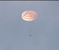 La nave rusa Soyuz regresa a la Tierra con dos rusos y un estadounidense