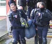 Frantziako Poliziak bakegileak kanporatu ditu Biarritzeko Zergen egoitzatik