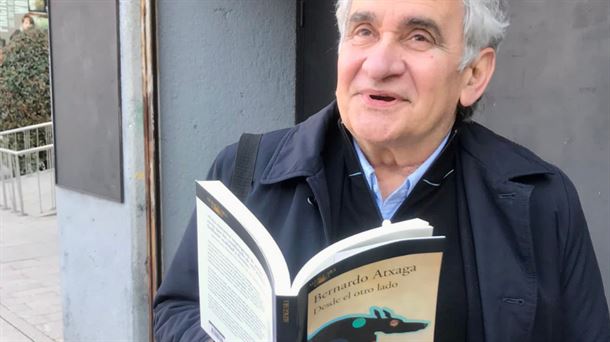 Bernardo Atxaga se encuentra inmerso en la promoción del libro 'Desde el otro lado' 