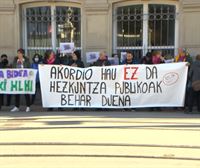 Protesta ante el Parlamento Vasco de la plataforma a favor de la Escuela Pública Vasca