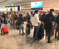 Mucho ajetreo de maletas en aeropuertos y estaciones de autobuses de Euskal Herria