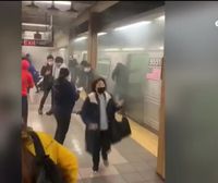 Gizon bat tiroka hasi da New Yorkeko metroan, eta hainbat pertsona zauritu ditu