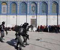150 palestinar baino gehiago zauritu dira Jerusalemen Israelgo poliziarekin izandako enfrentamenduetan