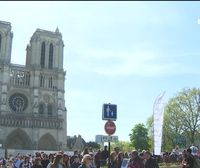 Notre-Dame katedralaren berreraikuntza ikustera gerturatu dira milaka lagun