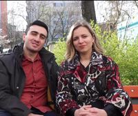 Siriako eta Ukrainako errefuxiatu batek osatutako bikoteak laguntza eskaintzen die errefuxiatu ukrainarrei