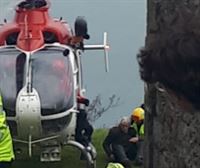 Rescatan en helicóptero a un hombre de 87 años en el monte Serantes