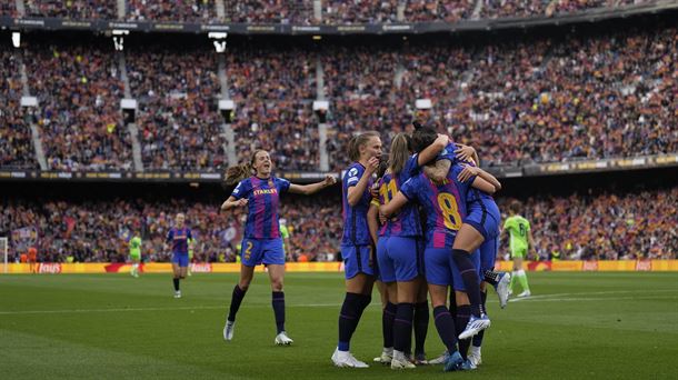Bartzelonako jokalariak gol bat ospatzen dute Camp Nou bete baten aurrean.