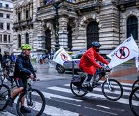 Una marcha ciclista por Bizkaia denuncia el gasto militar
